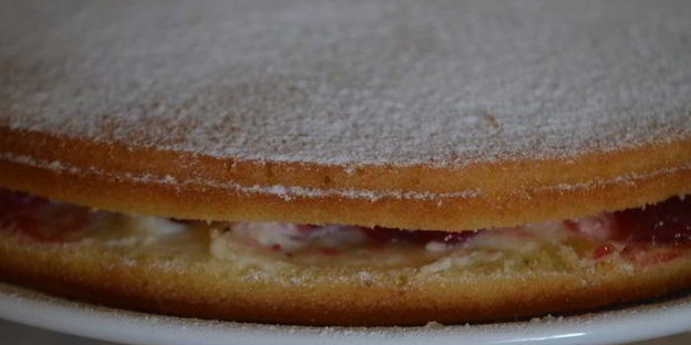 сэндвич виктория с клубничным джемом и сливочным кремом