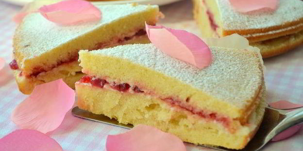 сэндвич виктория с клубничным джемом и сливочным кремом