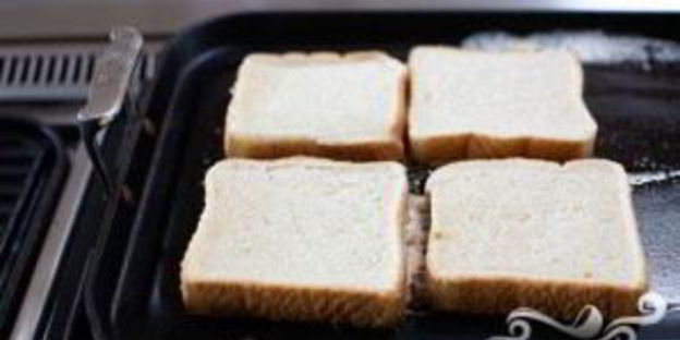 сэндвичи с колбасой и халапеньо