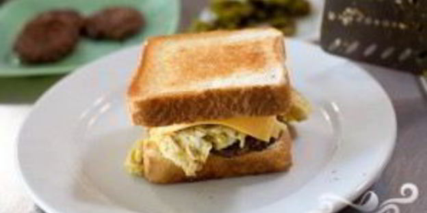 сэндвичи с колбасой и халапеньо