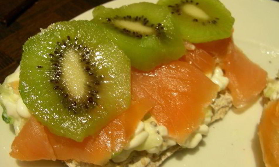 Рецепт сэндвичей с копченым лососем и киви