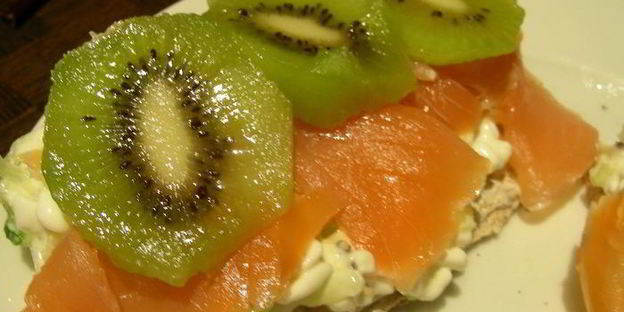 сэндвичи с копченым лососем и киви