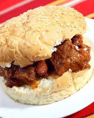 Сэндвичи с тушеной говядиной и зеленым луком