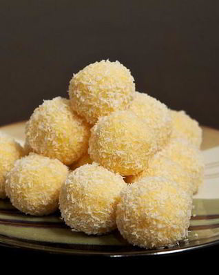 Сырные шарики в кокосовой стружке