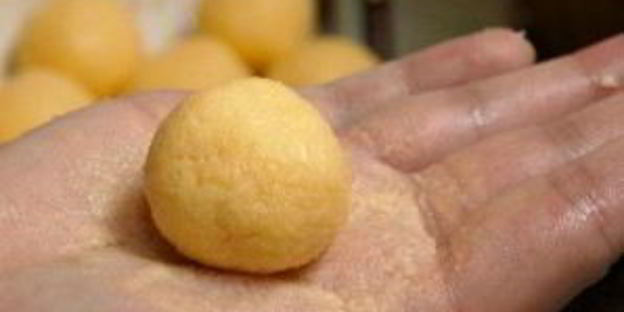 сырные шарики в кокосовой стружке