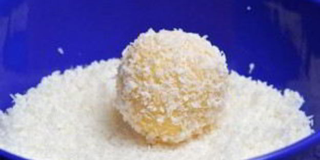 сырные шарики в кокосовой стружке