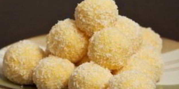 сырные шарики в кокосовой стружке