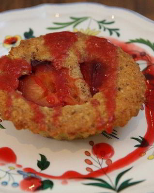 Миндальные тарталетки со сливовым соусом