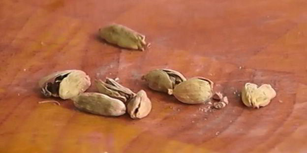 миндальные тарталетки со сливовым соусом