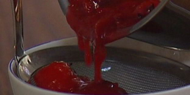 миндальные тарталетки со сливовым соусом