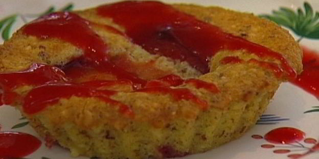 миндальные тарталетки со сливовым соусом