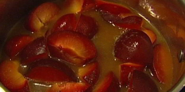 миндальные тарталетки со сливовым соусом