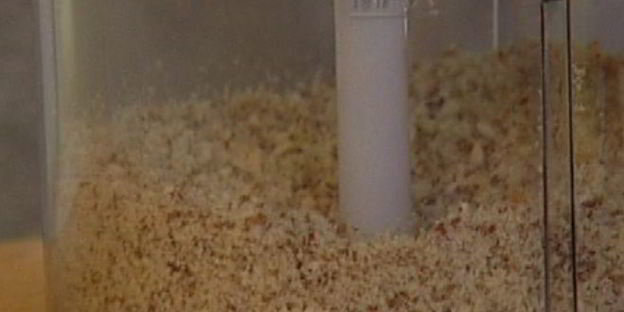 миндальные тарталетки со сливовым соусом