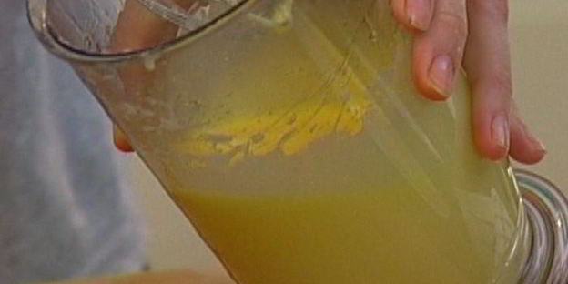 миндальные тарталетки со сливовым соусом