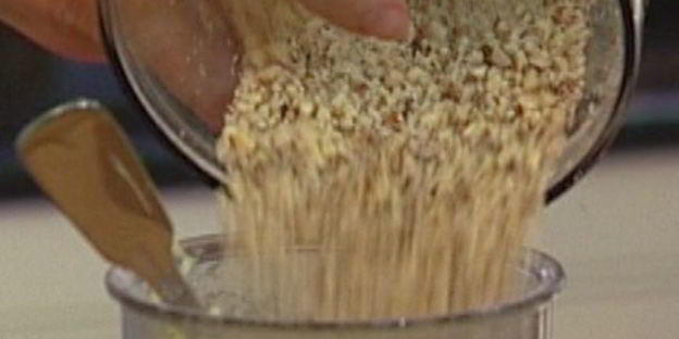 миндальные тарталетки со сливовым соусом