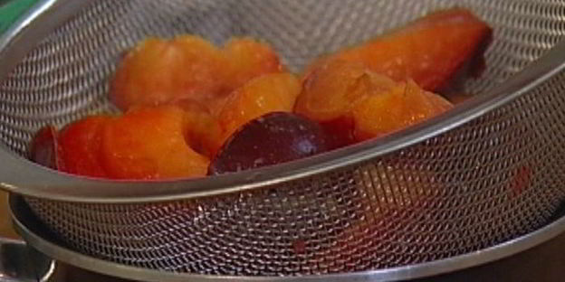 миндальные тарталетки со сливовым соусом