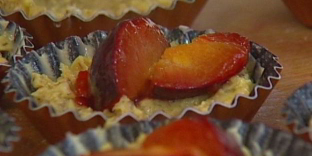 миндальные тарталетки со сливовым соусом