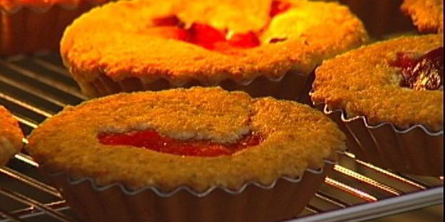 миндальные тарталетки со сливовым соусом