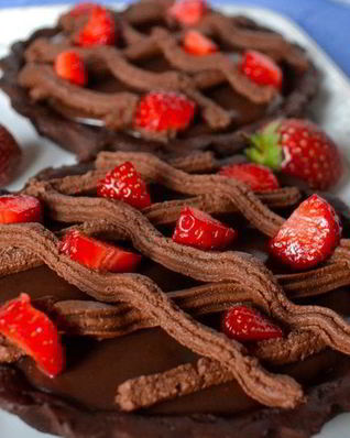 Шоколадные тарталетки с клубникой