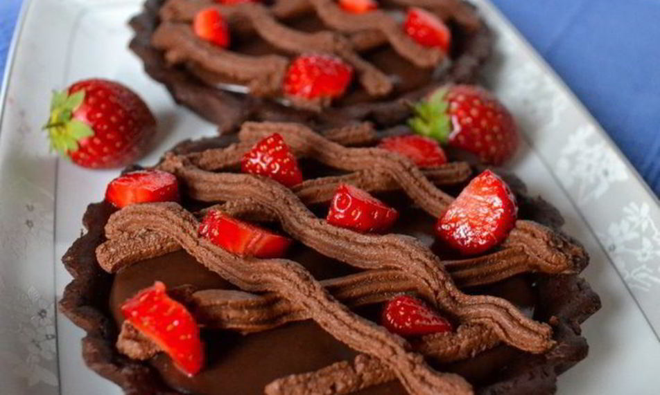 Рецепт шоколадных тарталеток с клубникой