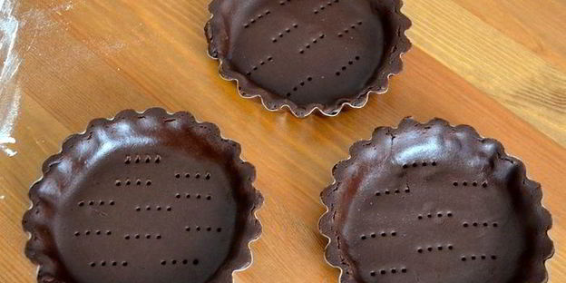шоколадные тарталетки с клубникой