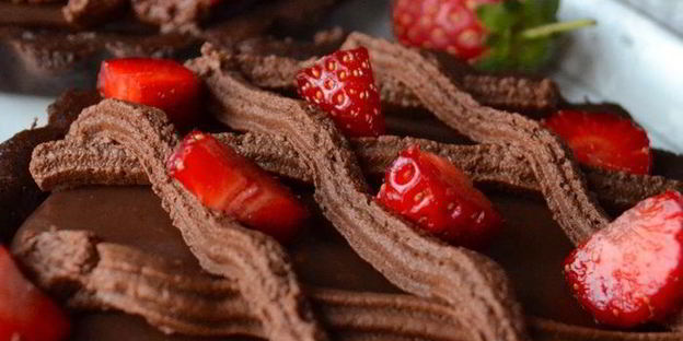 шоколадные тарталетки с клубникой