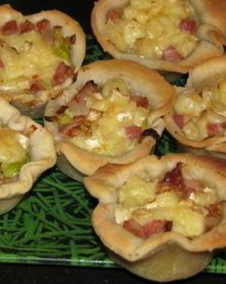 Тарталетки, фаршированные сыром бри и луком-пореем