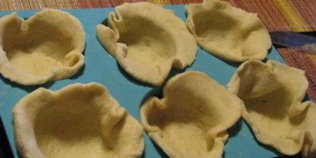 тарталетки, фаршированные сыром бри и луком-пореем