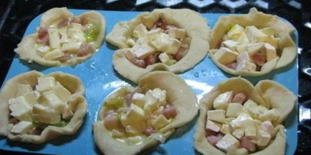 тарталетки, фаршированные сыром бри и луком-пореем