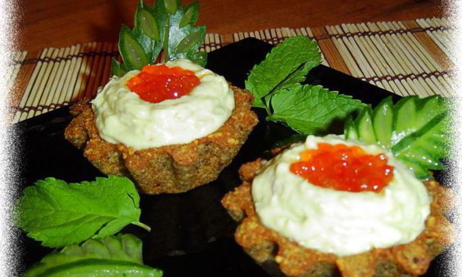 Рецепт тарталеток из ржаного хлеба с кремом из авокадо с сельдью