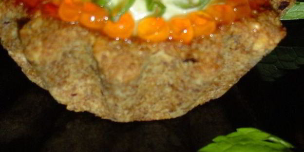 тарталетки из ржаного хлеба с кремом из авокадо с сельдью