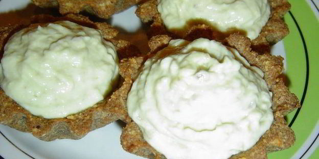 тарталетки из ржаного хлеба с кремом из авокадо с сельдью