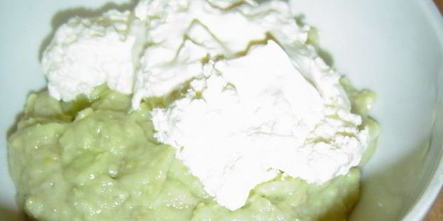 тарталетки из ржаного хлеба с кремом из авокадо с сельдью