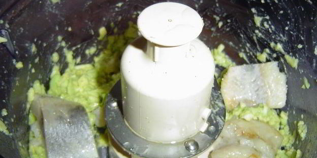 тарталетки из ржаного хлеба с кремом из авокадо с сельдью