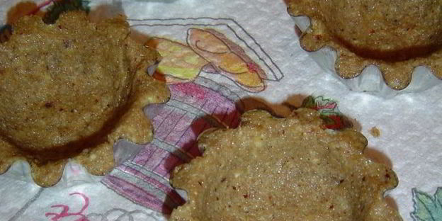 тарталетки из ржаного хлеба с кремом из авокадо с сельдью