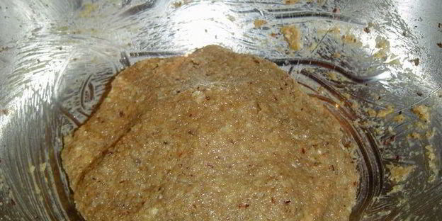 тарталетки из ржаного хлеба с кремом из авокадо с сельдью