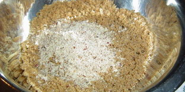 тарталетки из ржаного хлеба с кремом из авокадо с сельдью