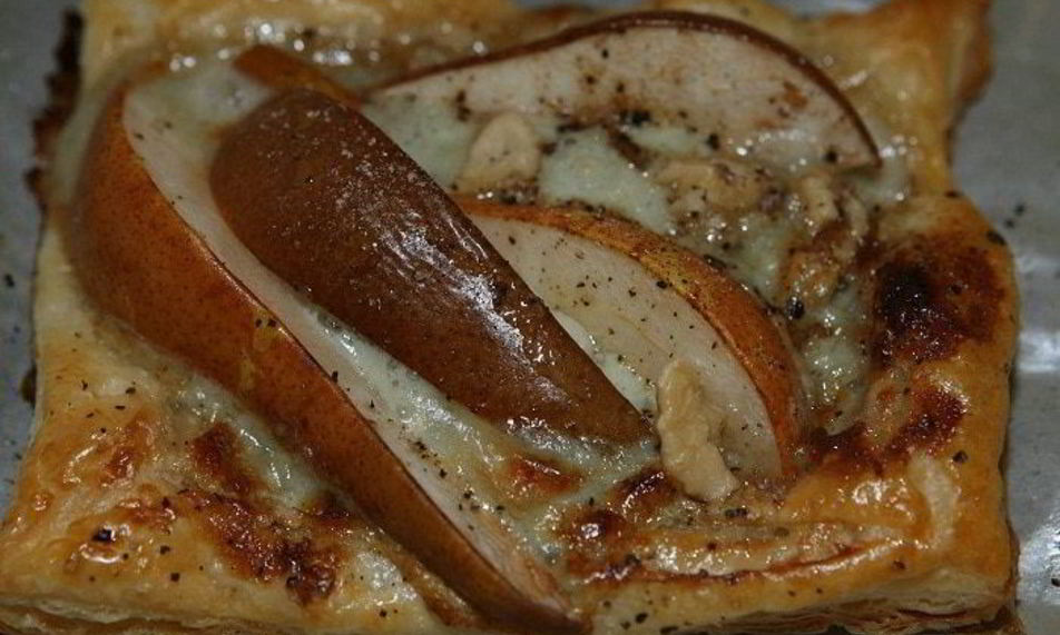 Рецепт тарталеток с грушами, грецкими орехами и голубым сыром