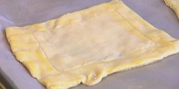 тарталетки с грушами, грецкими орехами и голубым сыром