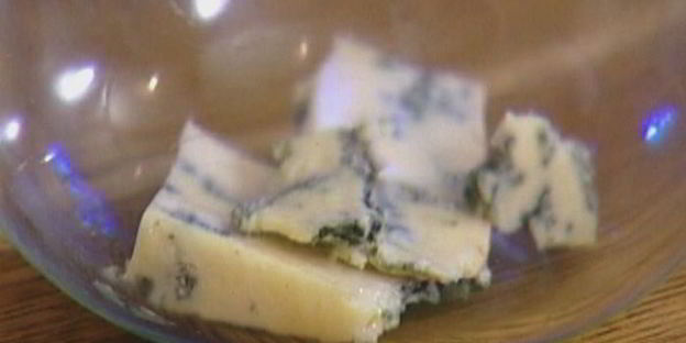 тарталетки с грушами, грецкими орехами и голубым сыром