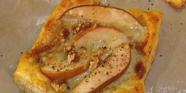 тарталетки с грушами, грецкими орехами и голубым сыром