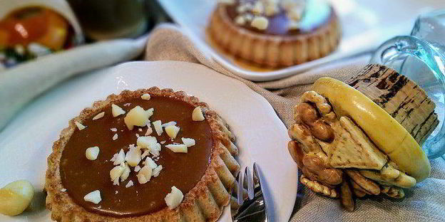 тарталетки с карамельным соусом и макадамией