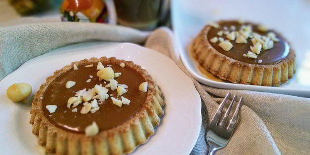 тарталетки с карамельным соусом и макадамией