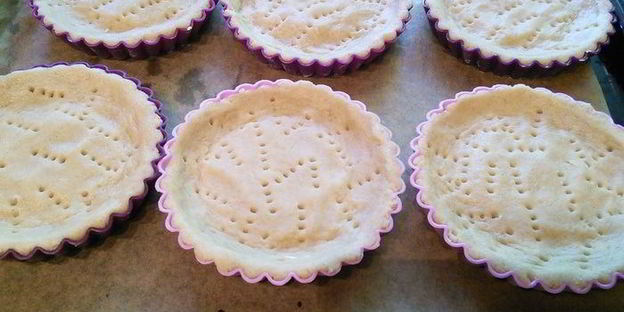 тарталетки с карамельным соусом и макадамией