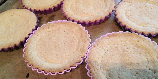 тарталетки с карамельным соусом и макадамией