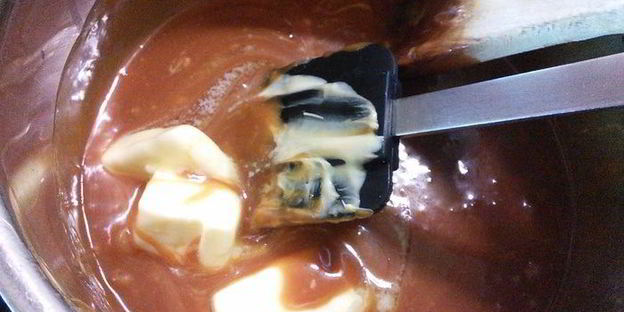 тарталетки с карамельным соусом и макадамией