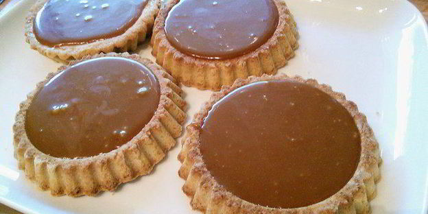 тарталетки с карамельным соусом и макадамией