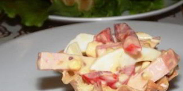 тарталетки с копченой колбасой