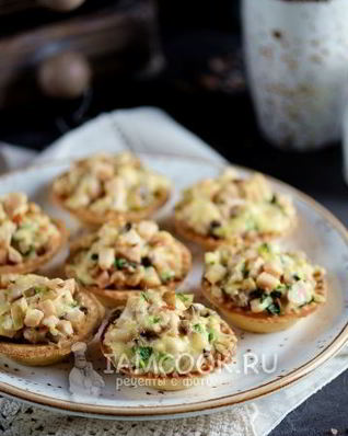Тарталетки с копченой курицей и грибами