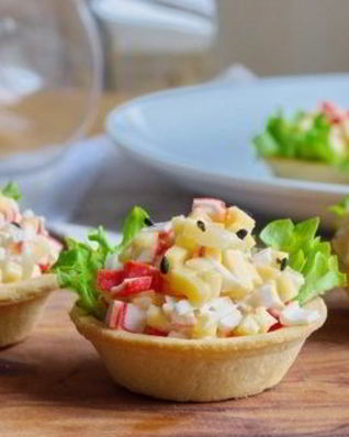 Тарталетки с крабовыми палочками и ананасом